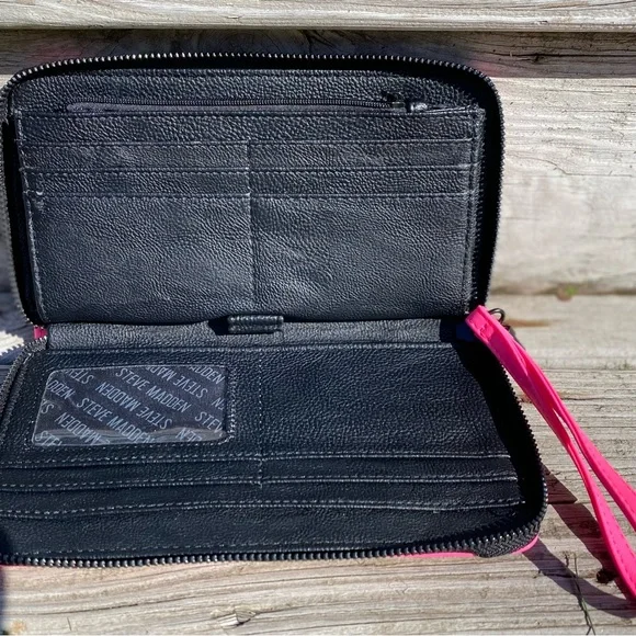 Hot pink clutch - Picture 3 of 8